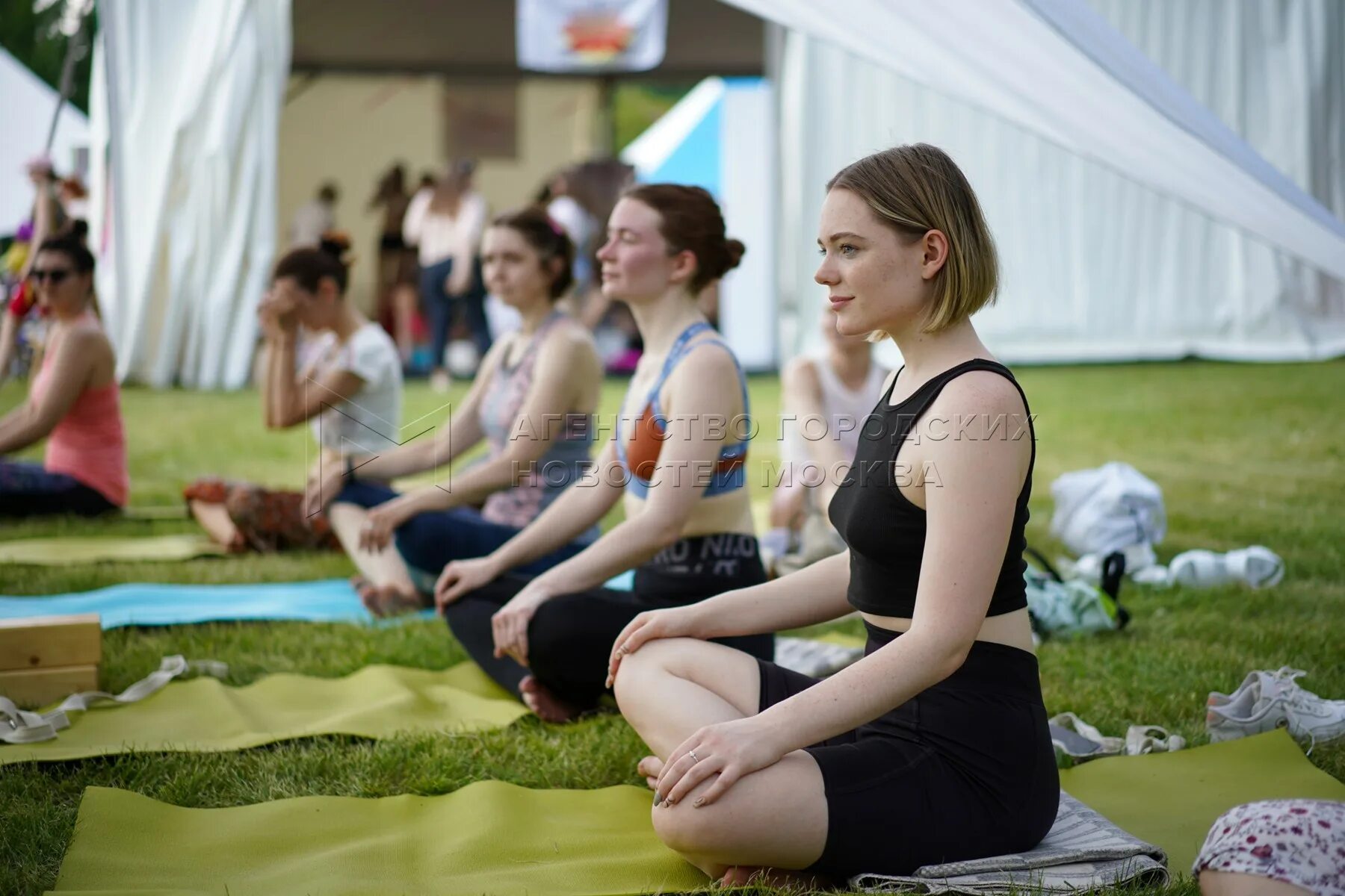 Инклюзивный пикник в царицыно 2022. Царицыно йога фестиваль. Международный день йоги царицыно. Йога в царицыно. Царицыно йога фестиваль.