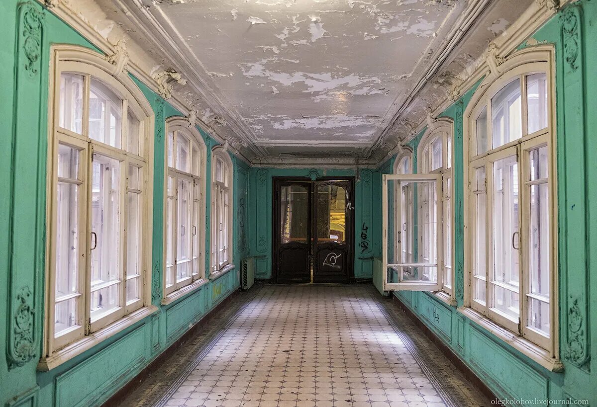 Особняк конькова на кирочной. Кирочная 24 парадная. Кирочная 32 парадная. Резной палисад вологда. Дом с резным палисадом в вологде.