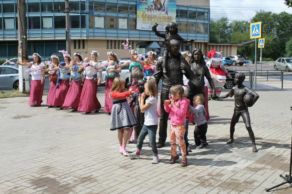 Год семьи тверь. Памятник семье в Твери. Скульптурная композиция “семья” Тверь. Тверь цирк памятник семье. Памятник многодетной семье в Твери.