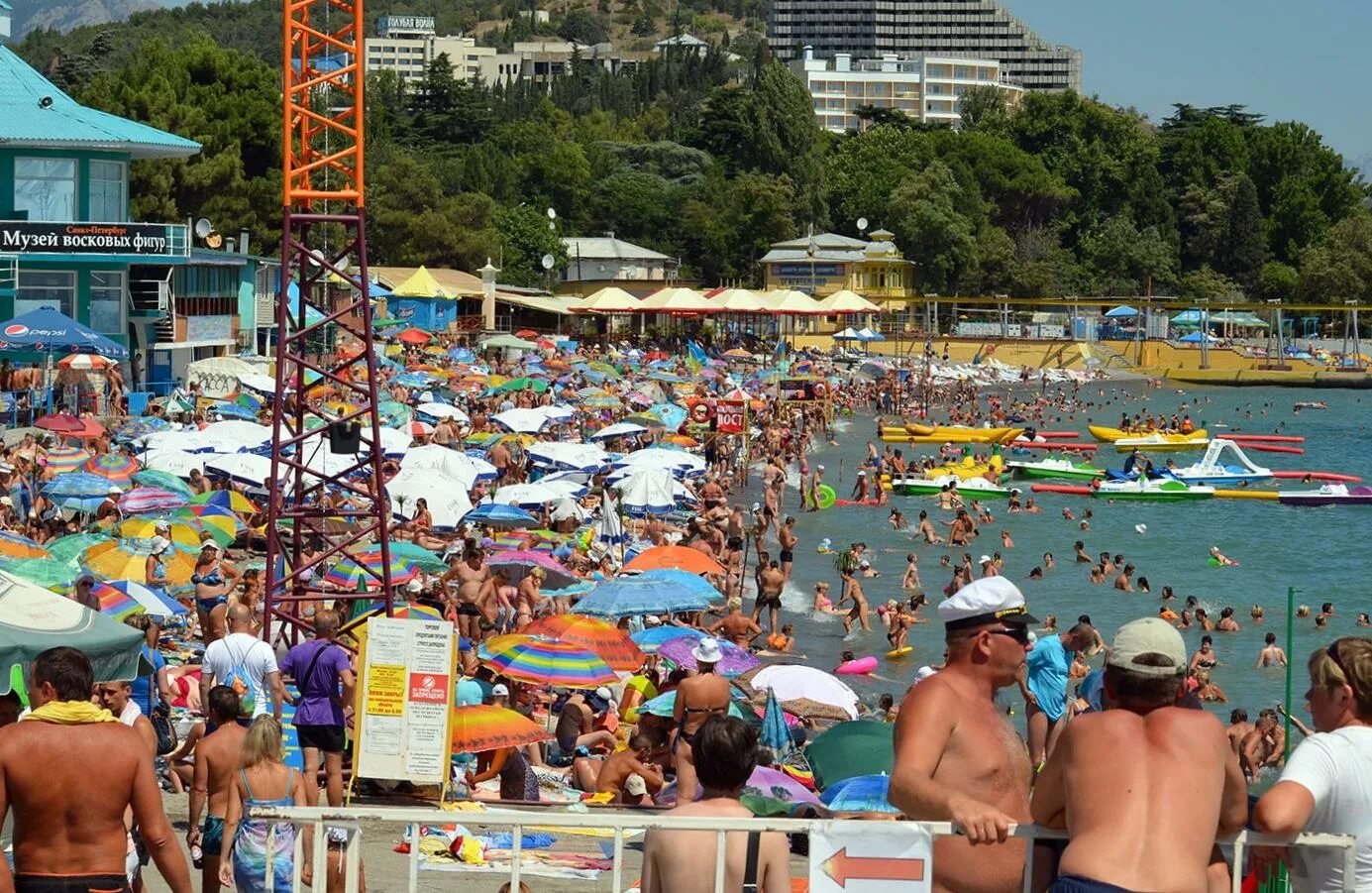 Крымский берег алушта. Алушта крым пляж. Алушта aluşta пляжи. Демерджи отель алушта. Алушта, aluşta.