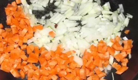 Нарезанные лук и морковь обжариваем