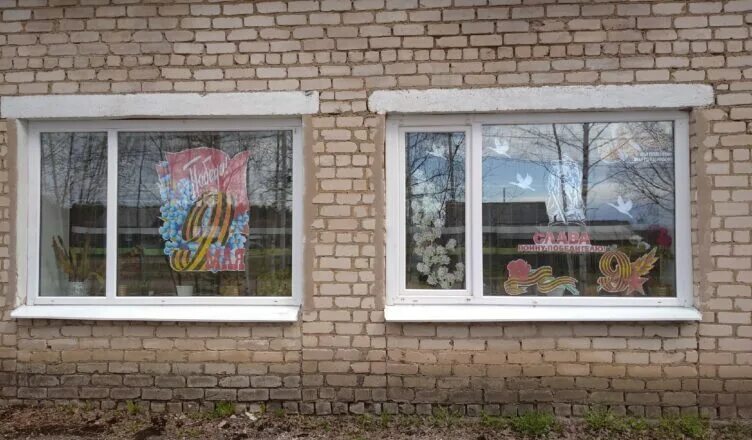 цветы на открытом окне. март за окном красивые картинки. цветы ок. мирное небо в окне. мирное небо поделка.