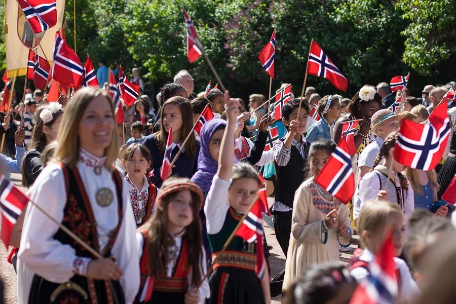 Сегодня национальный день. 17 Мая в Норвегии праздник. День независимости Норвегии. 1905 - День независимости Норвегии. День Норвегии празднование.