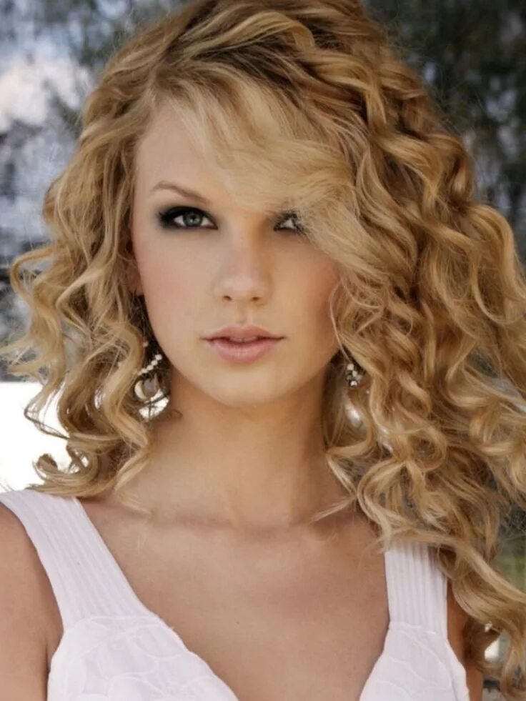 Discipliner vos cheveux épais Coiffure cheveux frisés, Coiffures cheveux longs b