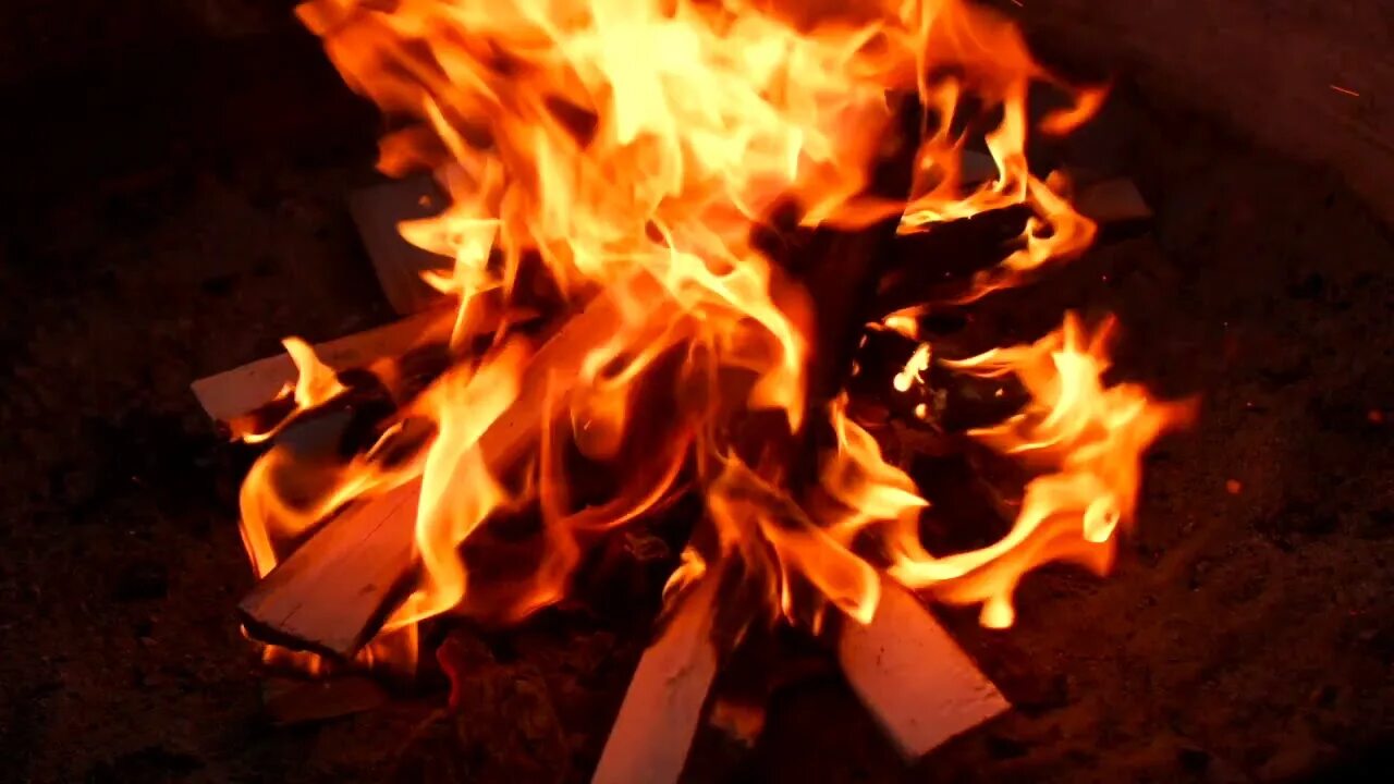 Треск огня костра. В тишине - огонь. Треск огня костра. Треск огня костра. Треск огня костра.