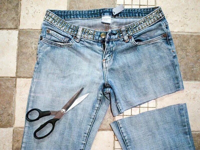 Обрезанных шортах. Старые джинсы. Старые Обрезанные джинсы. Перешить джинсы. Шорты из старых джинсов.