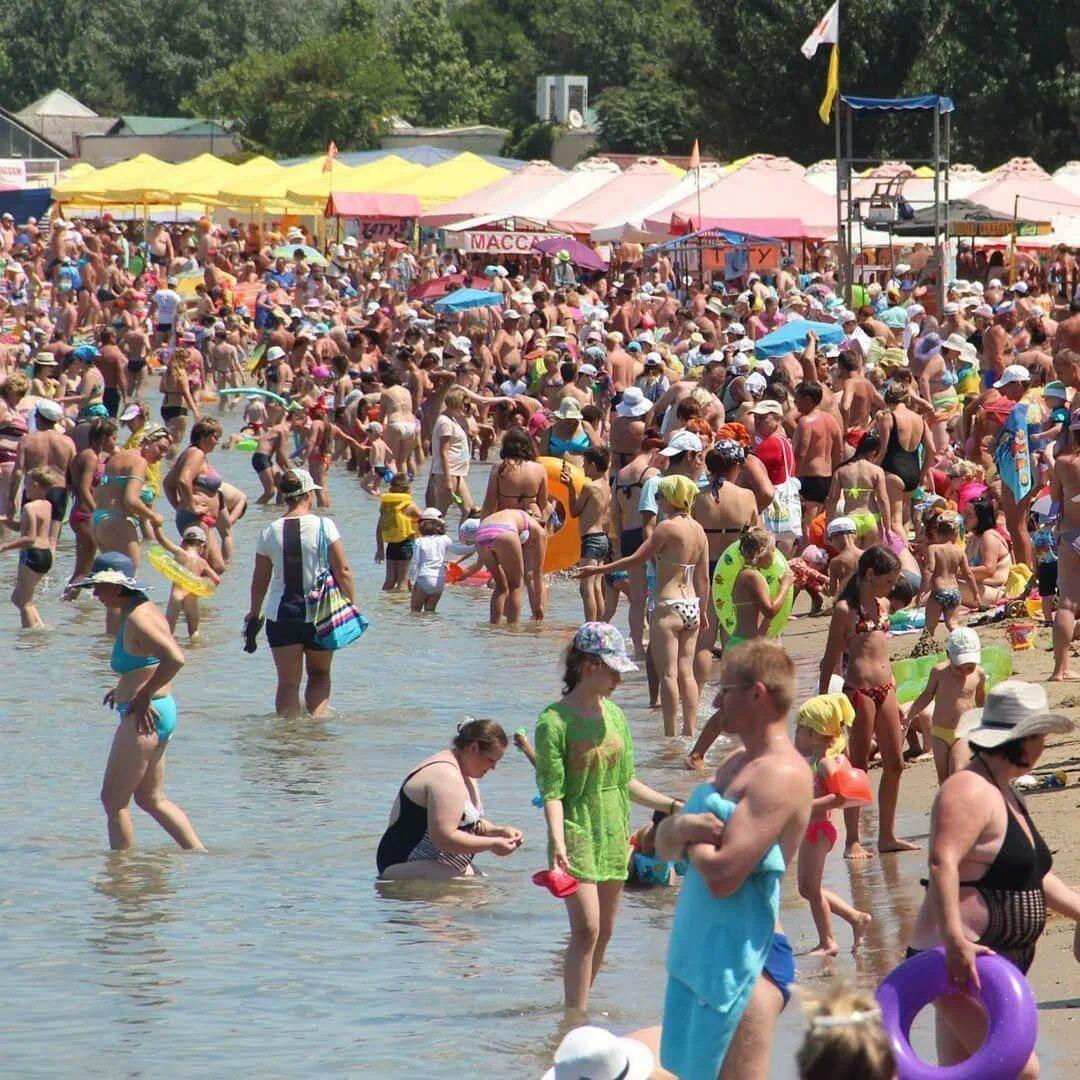 Анапа пляж люди. Переполненные пляжи Анапы. Много народу на пляже в Анапе. Люди на пляже. Отдохнуть от городской суеты