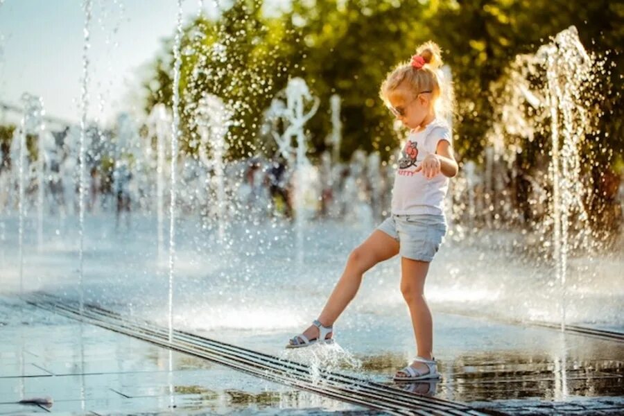 Самое жаркое лето в москве. Сочинение на тему жаркое лето. Август жара. Стоял жаркий день. Знойный жаркий день.