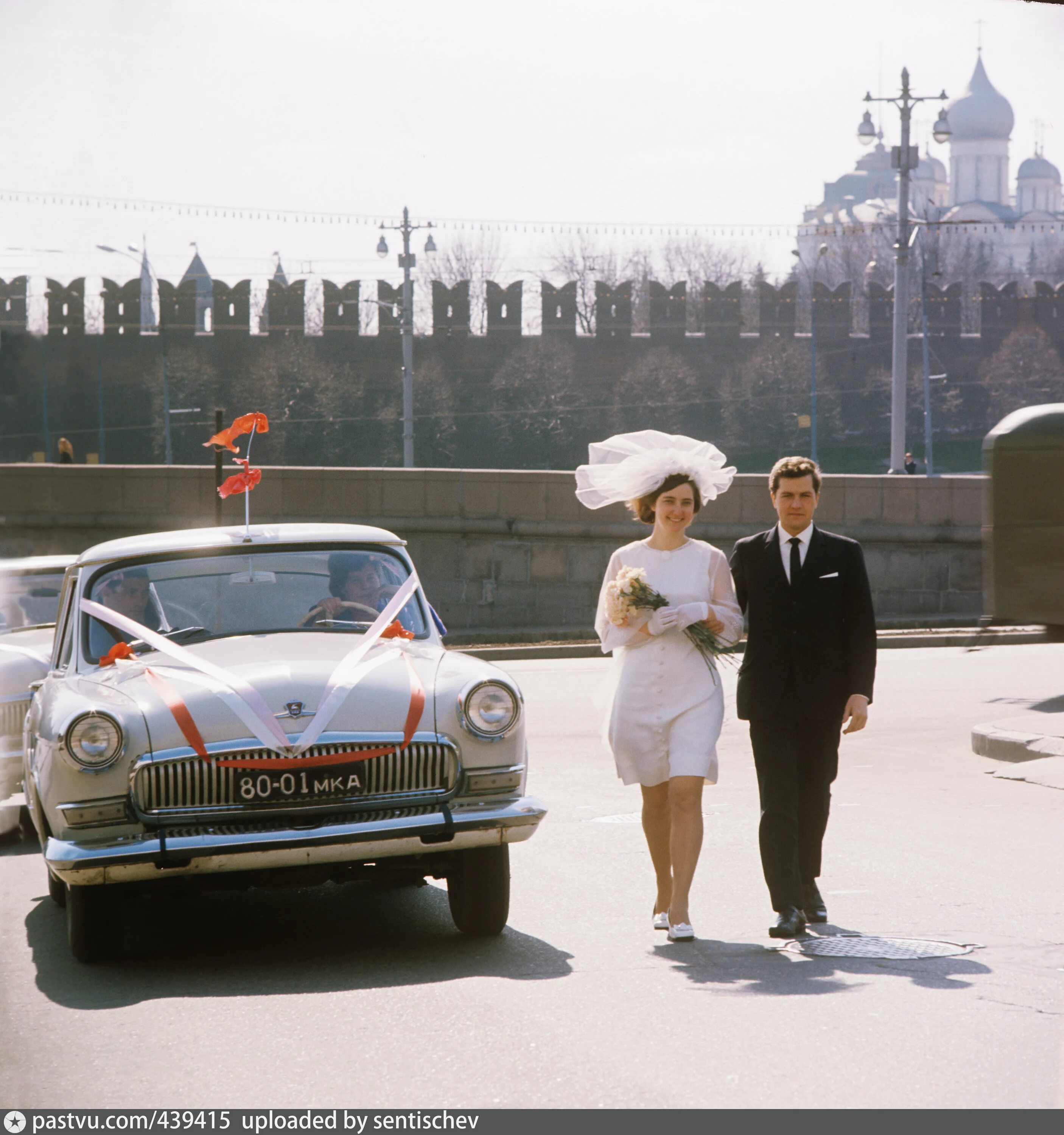 Советские молодожены. Советская свадьба. Советские свадебные платья. Невеста ссср. Свадебная машина ссср.