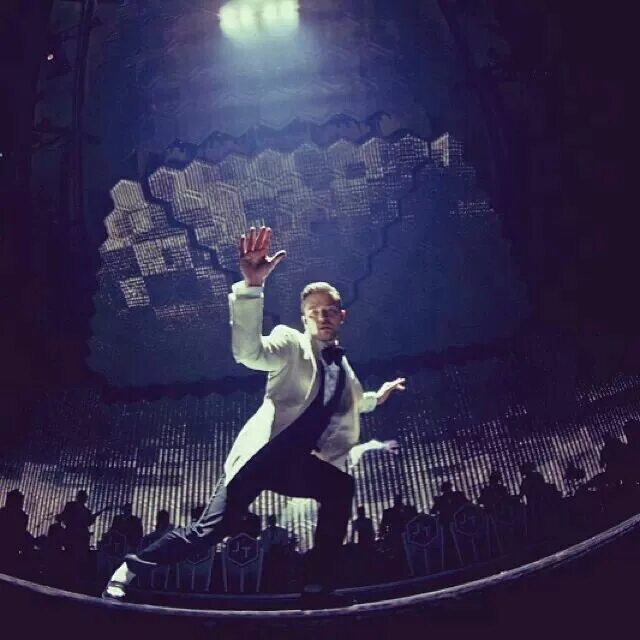 20 20 experience. Justin Timberlake 20/20 experience World Tour. Justin Timberlake концерт фото. Джастин Тимберлейк фотосессия диско шар. Justin Timberlake возле микрофона.