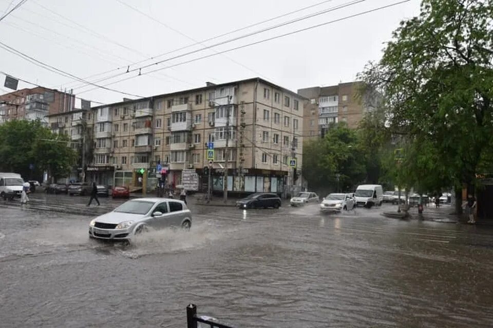 Ливень. Ливень в Ростове на Дону сейчас. Гроза в Ростове на Дону. Ростов-на-Дону. Давление в ростове на дону сегодня