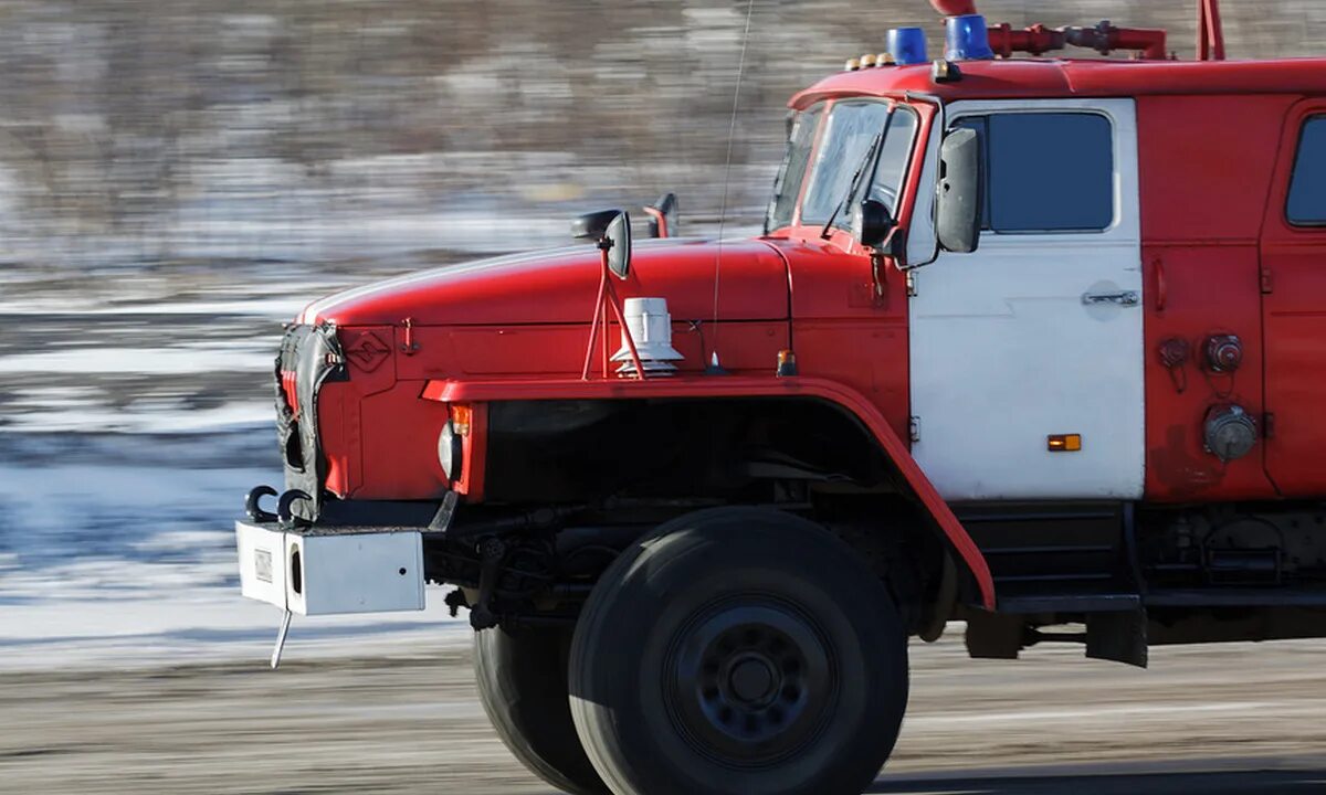 Пожарная машина Урал мигалки. Пожарный автомобиль проблесковый Маяк. Пожарная машина зима. Пожарные едут.