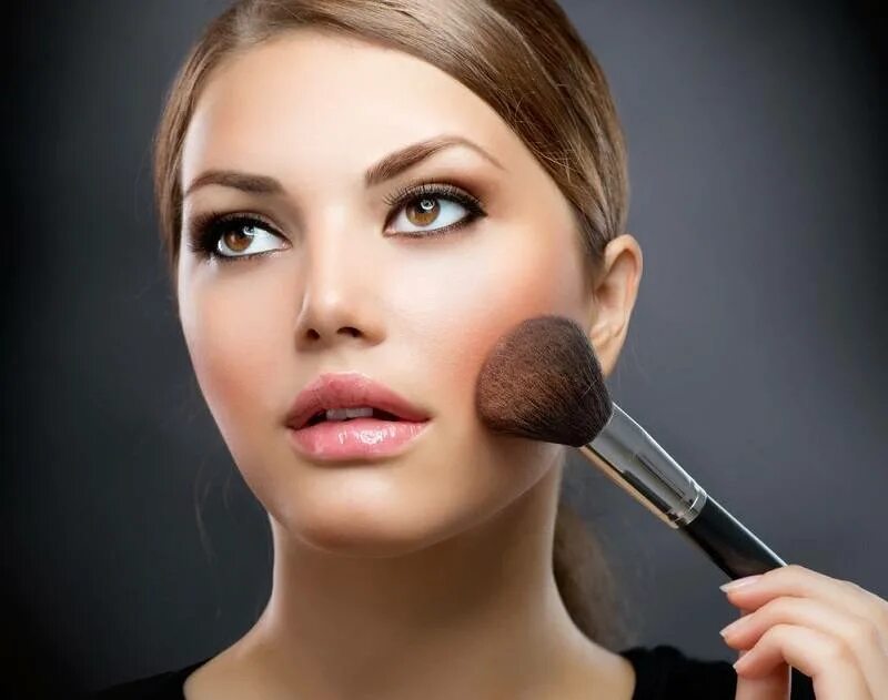Девушка со спонжем. Правильный макияж лица. Девушка с румянами на лице. Лицо чтобы сделать макияж. Правильный макияж.