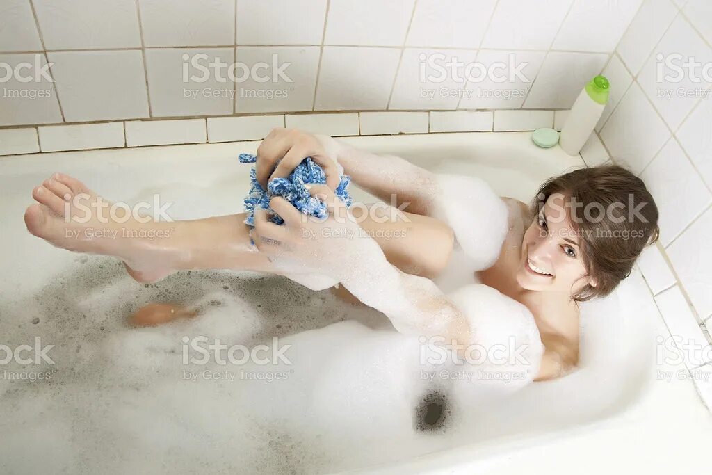 Фотосессия в ванне. Девушки моются в душевой. Раздевание в ванной. Купание девочек в ванной. Девушка в ванне.