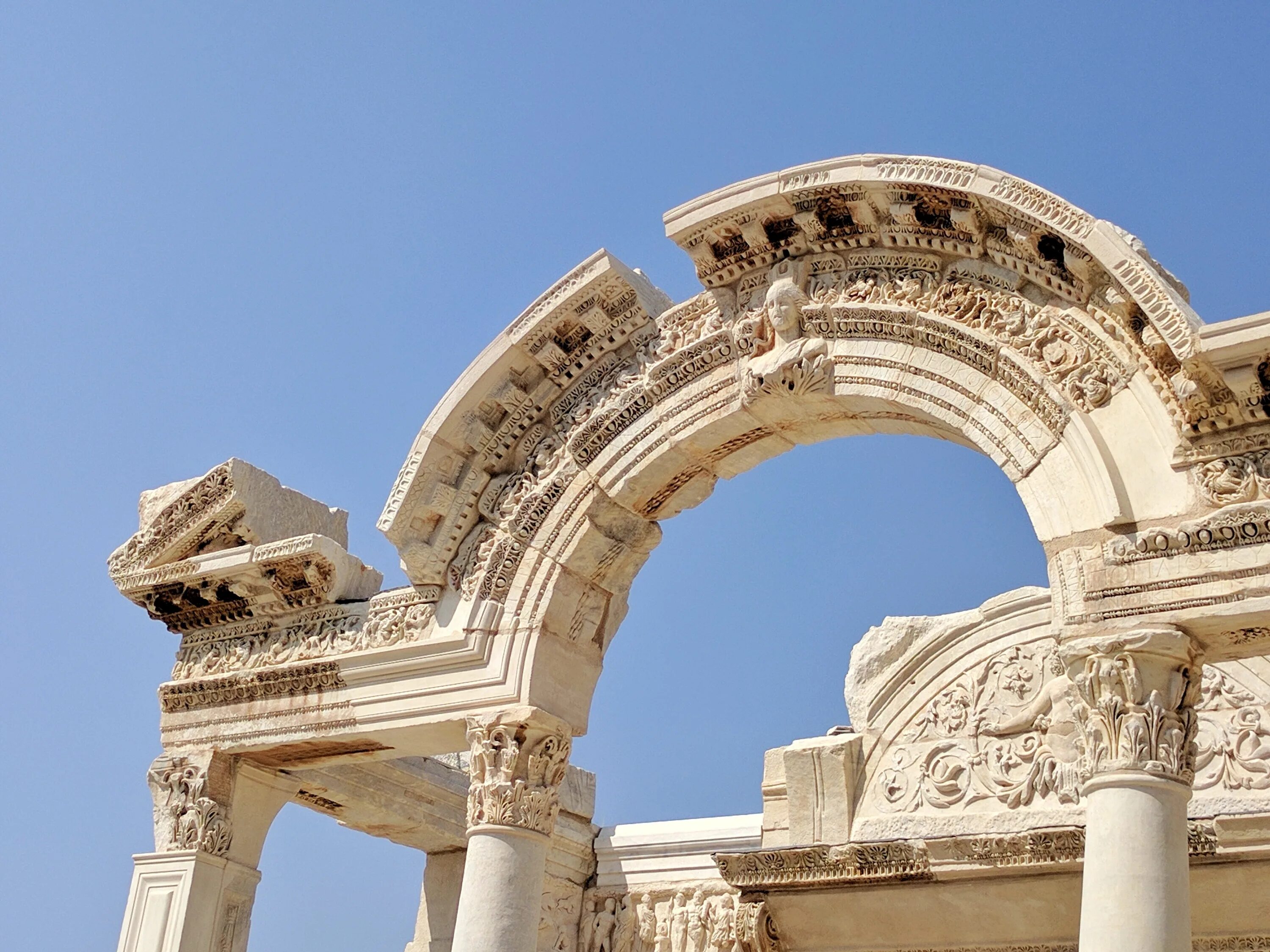 Roman temple. Древний Рим арка в архитектуре. Триумфальная арка древняя Греция. Сводчатая арка древний Рим.