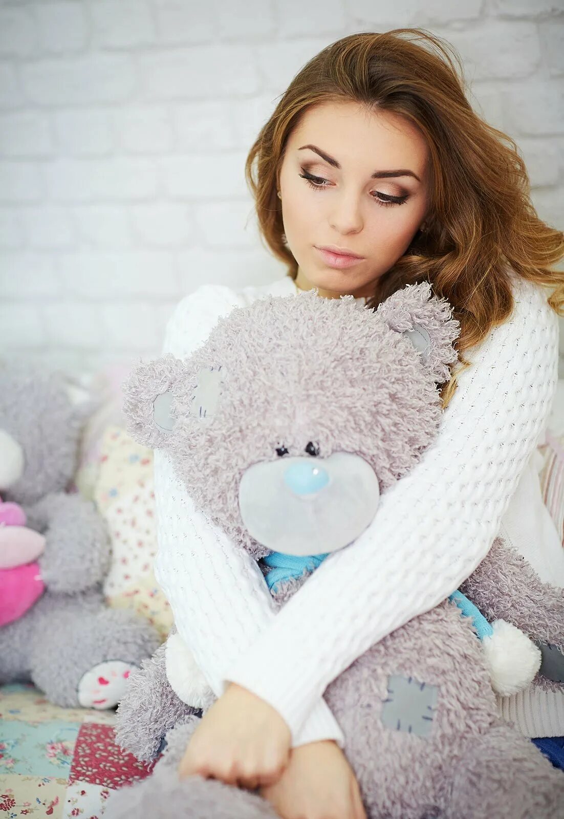 Фотосессия с мягкими игрушками. Мягкая девушка. Девушка с мишкой. Домашние девушка игрушка. Девушка с плюшевым медведем.