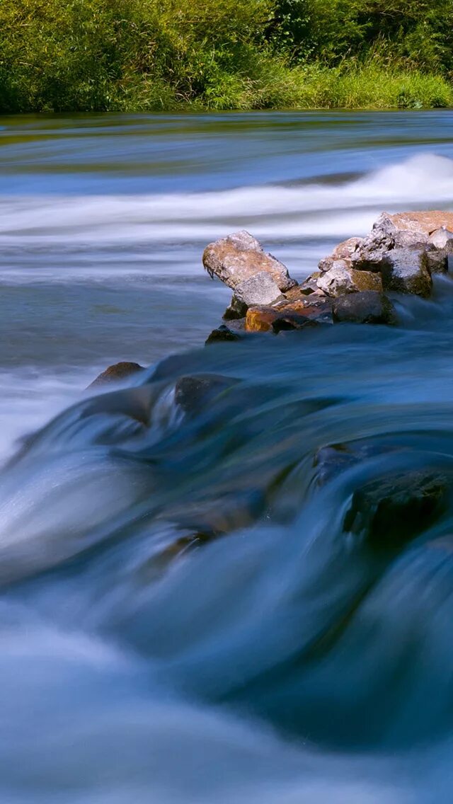 Ветер текущая вода. Текучие воды. Текущая вода. Вода течет. Фон река.