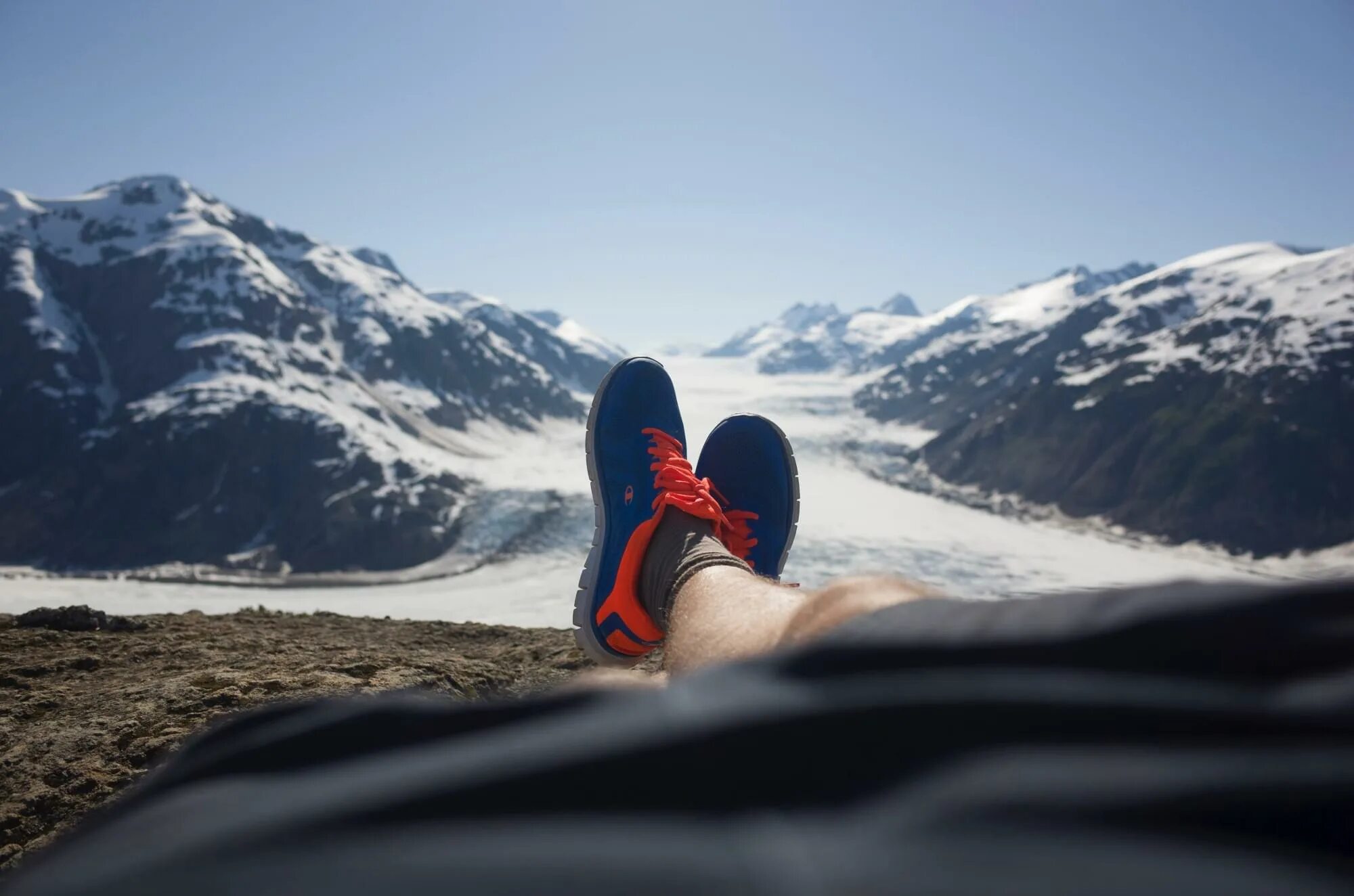Its first day of rest your life. Кеды в горах. Ноги в кроссовках горы. Человек на высокой горе Unsplash. Кроссовки горы.