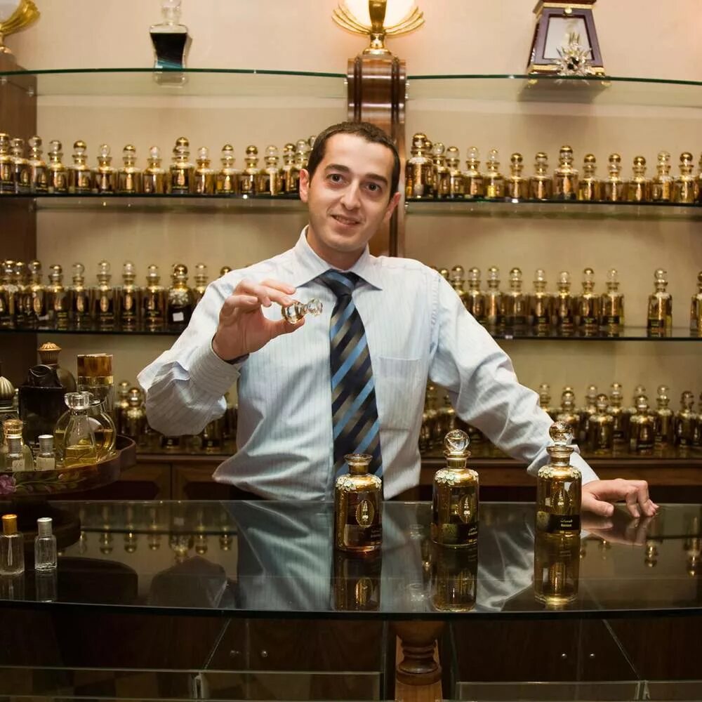 Продавщица в магазине макияж. Продавец консультант парфюмерии. Продавец в отдел косметики. Продавец консультант парфюмерии. Девушка выбирает косметику.