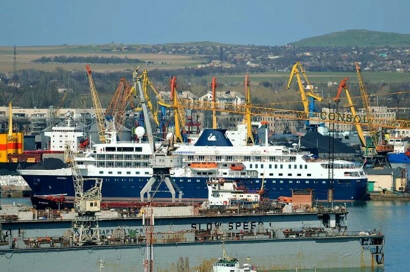 Рыбный порт керчь. Амп керчь. Порт в керчи. Керченский морской технологический колледж. Торговый порт керчь.