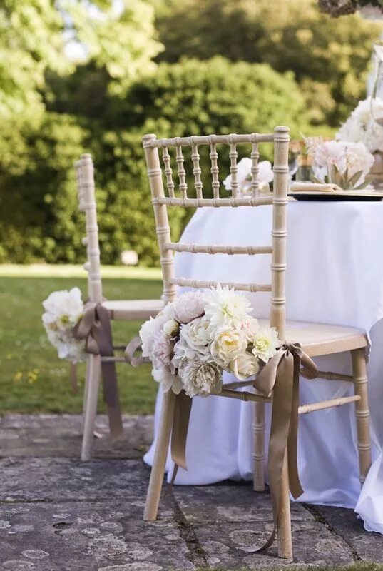 Украсить стулья на свадьбу. Стулья кьявари наполеон. Украшение деревянных стульев на свадьбу. Стул кьявари золотой. Свадьба со стулом.