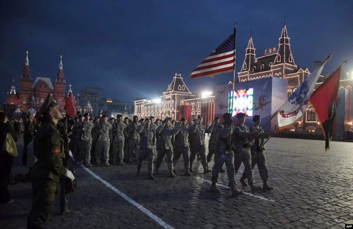 Парад 9 мая 2023 в Москве на красной площади. Войска НАТО на красной площади парад. США на параде Победы в Москве. Парад Победы 2010 США. Почему в россии 9 мая