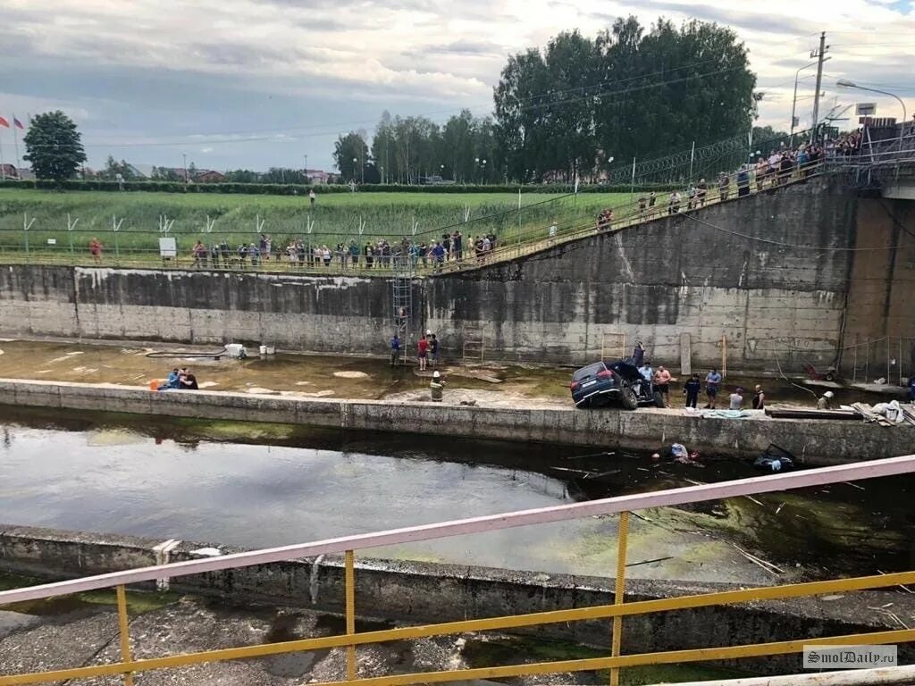 Сброс воды десногорское. Десногорское водохранилище дамба. Десногорск водосброс. Десногорск плотина. Десногорское водохранилище плотина водосброс.