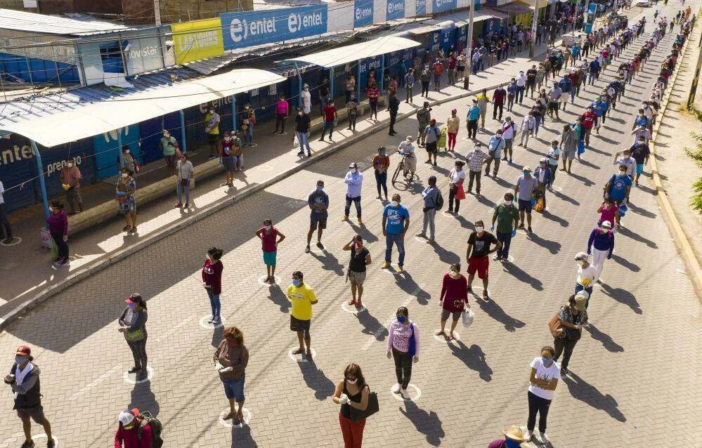 Люди в очереди. Дети стоят в очереди. Люди в очереди. People waiting in line. Overcrowding в питере.