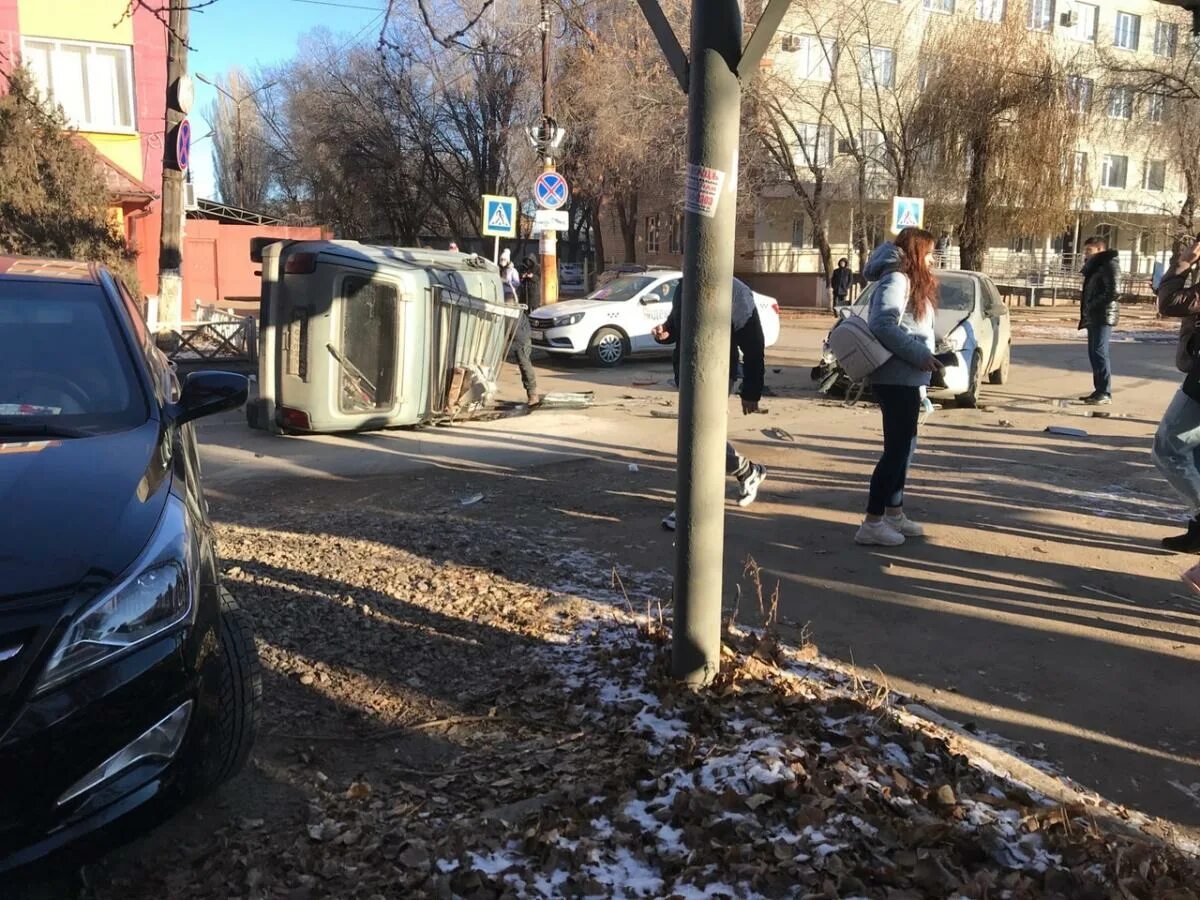 Новости энгельса видео. Сегодняшние ДТП Энгельс. Перевернувшийся автомобиль на Энгельса.