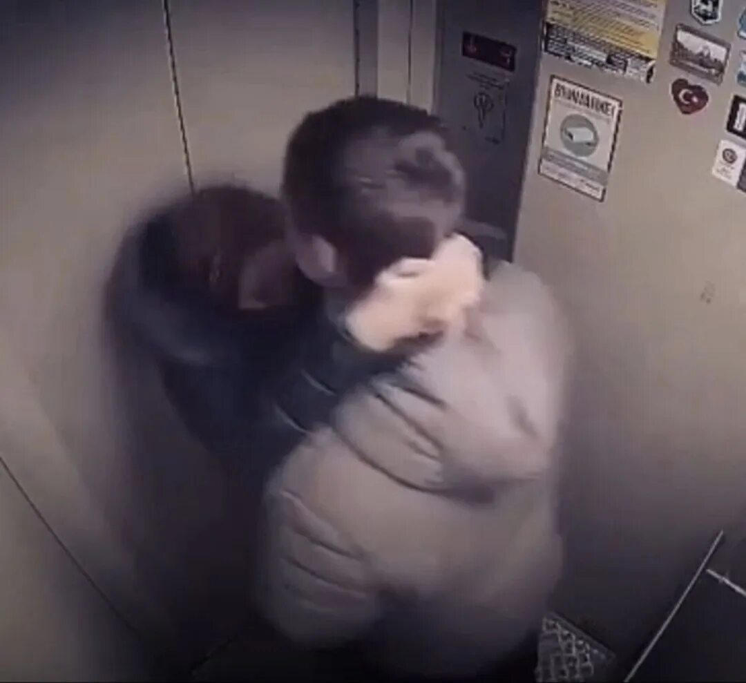 Прижимать. Фотосессия пары в лифте. Фотосессия в лифте. Девушка в лифте. Камера наблюдения в лифте.