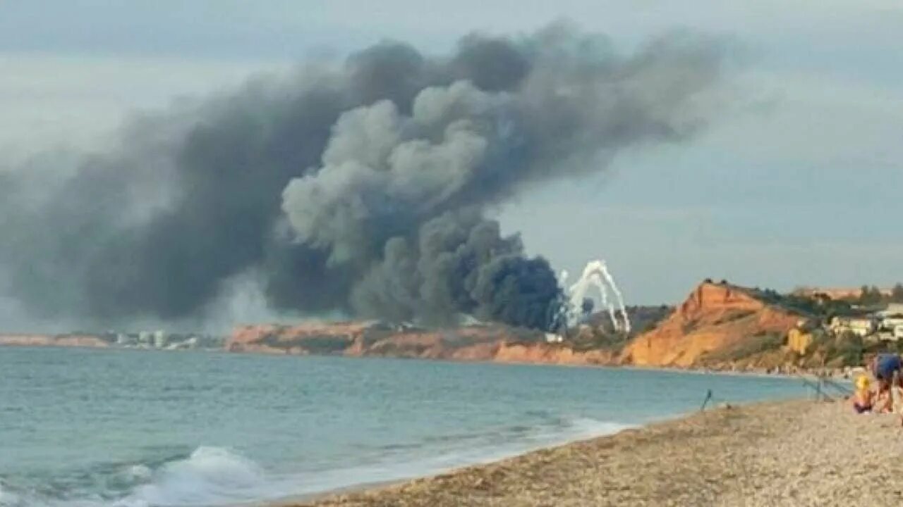 Взрывы в крыму сегодня сейчас. Аэродром Бельбек в Крыму. Бельбек аэродром военный. Севастополь Бельбек взрывы. Самолет Бельбек Севастополь.