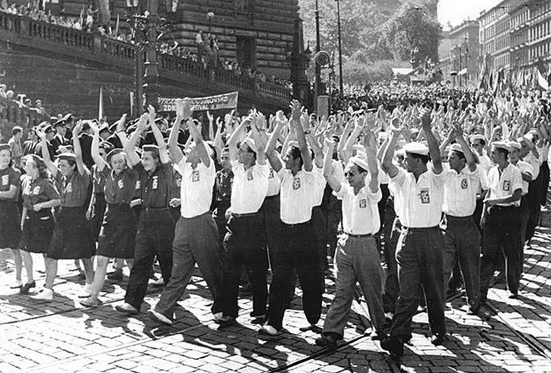 1 фестиваль молодежи и студентов. 1947 год-в праге первый фестиваль молодежи и студентов. первый фестиваль молодежи и студентов в праге. всемирный фестиваль 1947 прага. фестиваль молодёжи прага 1947.