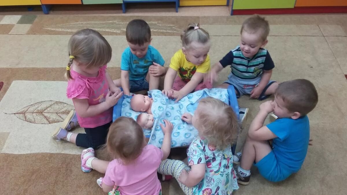 воспитатель с детьми. воспитатель детского сада. дети в детском саду. занятия для детей. младший воспитатель в детский сад.