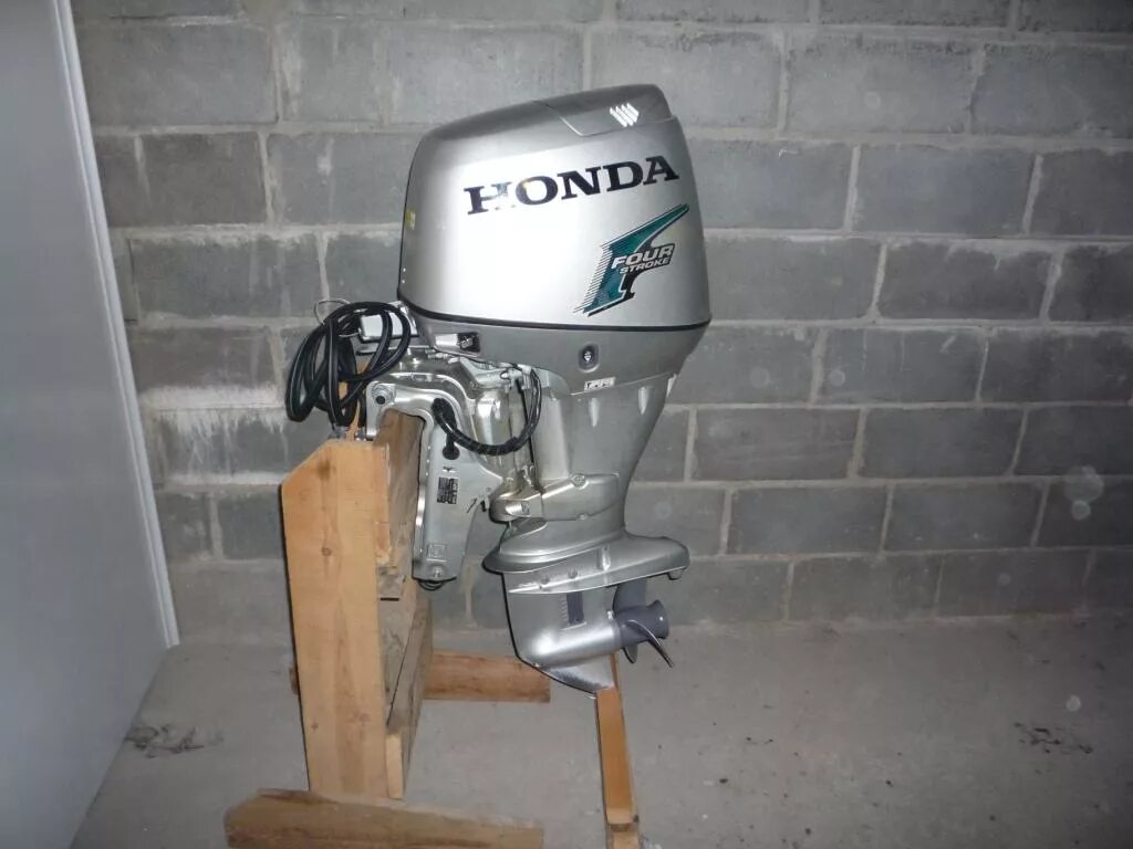 Купить бу лодочный мотор хонда. Honda bf30. Honda 30 Лодочный мотор. Honda bf50 SRTU. Мотор Хонда 30 4 тактный.