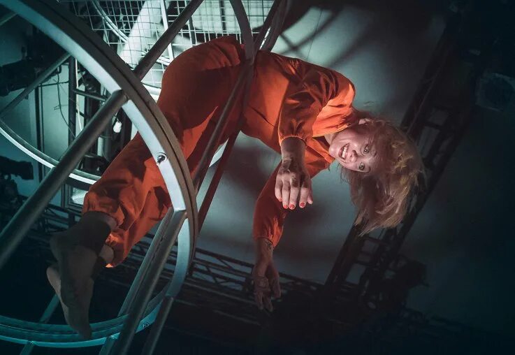 Спать в жару. Жарко в квартире. Одиночество в комнате. Душная комната. Становится душно ночью.