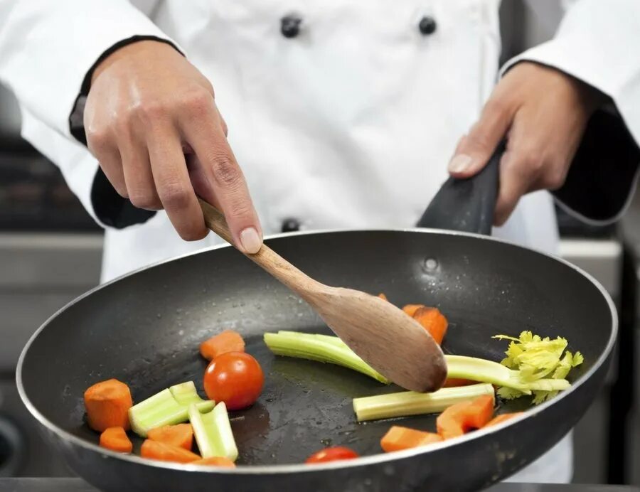 Повар со сковородкой. Процесс приготовления пищи. Совместное приготовление пищи. Что они нам готовят. Жарка продуктов.