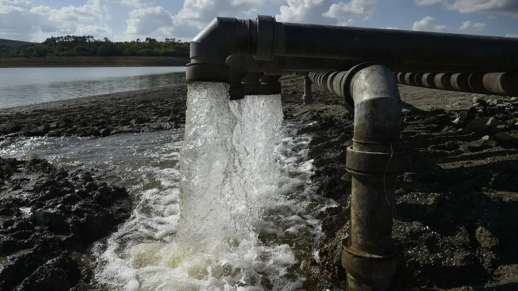 Польза родников. Загрязнение воды в Италии. Загрязнение водные ресурсы Севастополе 2021. Загрязнение водные ресурсы Севастополе 2021 год. Чем полезна Родниковая вода.