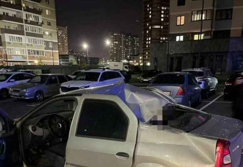Подростки 24 этаж. В краснодаре подросток упал с 24. прыгнули в прямом эфире с 24 этажа. в краснодаре самоубийство подростка.