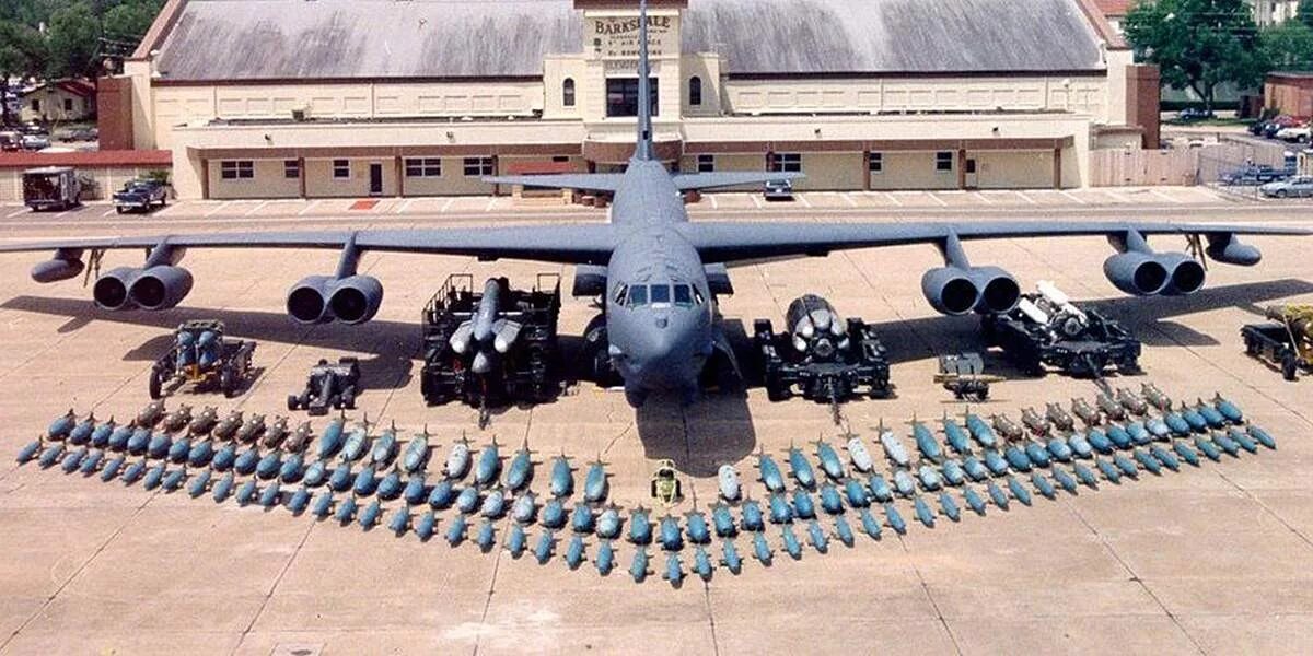 52 a b 2. Боинг б-52 Стратофортресс. B-52 ВВС США. Бомбардировщика b-52 ВВС США. B-52h Stratofortress ВВС США.