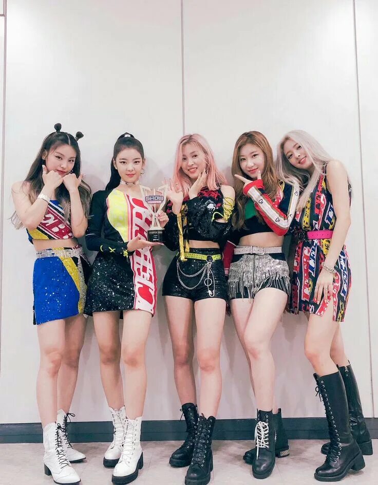 Itzy корейская группа. Кпоп группа Itzy. Участницы k-Pop группы Itzy. Itzy участницы. Как зовут участниц группы