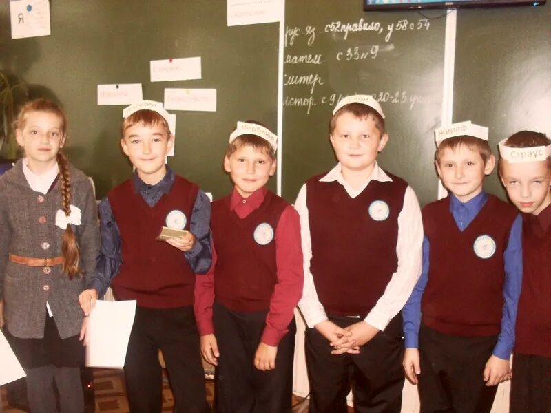 Где есть 12 классов. Ученики в классе. Где есть 12 классов. Школьники за партой. Ученики 3 класса.