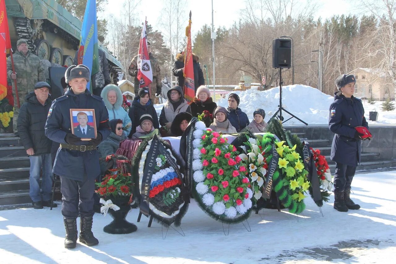 Прощание каменск уральский. Аллея славы Каменск-Уральский. Прощание с военнослужащими. Аллея памяти.