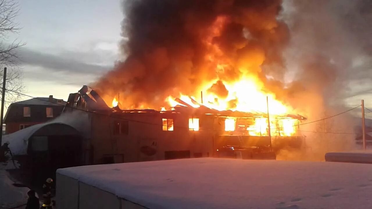Пожарные тушат дом ночью. Пожар в омске. Пожар в хочу пури омск. Кафе фан фан в омске. Логиновка омская область.