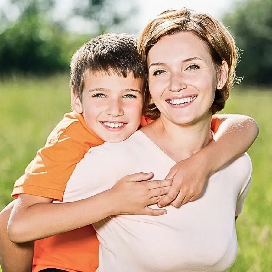 Mom and child. Женщина с ребенком. Счастливая мама с ребенком. Счастливые дети и взрослые. Счастливый ребенок.