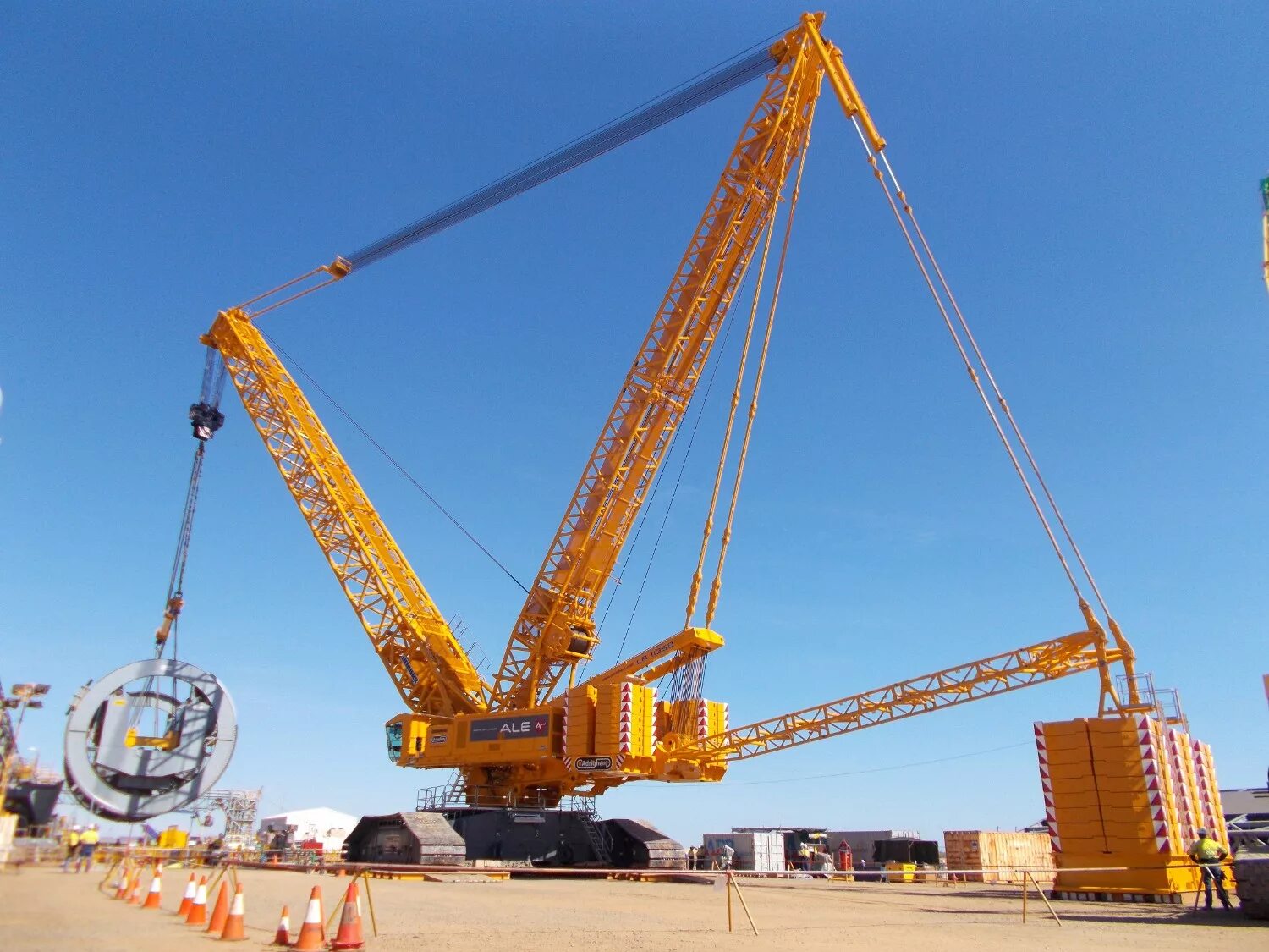 Кран liebherr. Lr11350 кран. либхер 11350. кран либхер 11350. гусеничный кран либхер 11350.