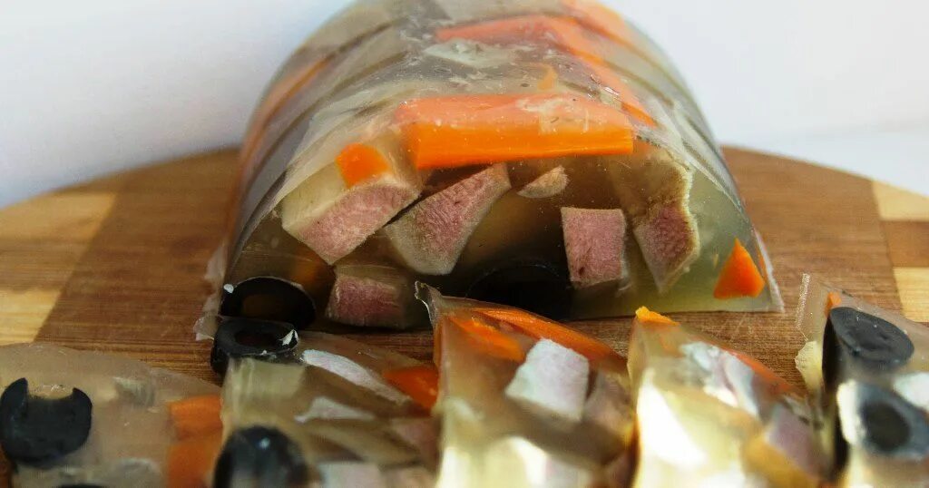 Желе с мясом как называется. Язык в желе. язык в желе с овощами. колбаса в желе. мясо в желе с овощами.