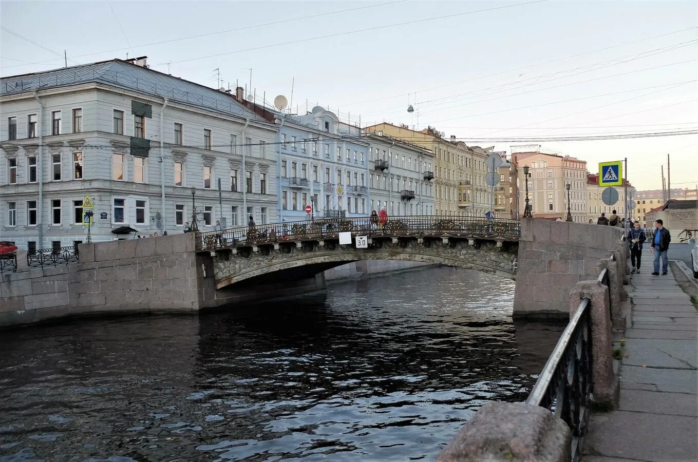 Конюшенный мост в Санкт-Петербурге. Петербург большой Конюшенный мост. Мойка Конюшенный мост. Река мойка Санкт-Петербург большой Конюшенный мост.