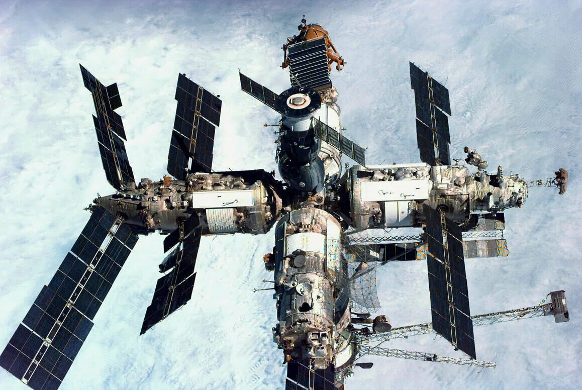 Станция мир 1986. Советская орбитальная станция мир. Орбитальная Космическая станция мир 1986. Первая многомодульная орбитальная станция («мир»).. Станция мир 1