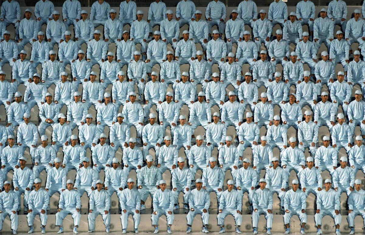 толпа людей и один человек. одинаковые люди. человек толпы. толпа одинаковых людей. одинаковые личности.