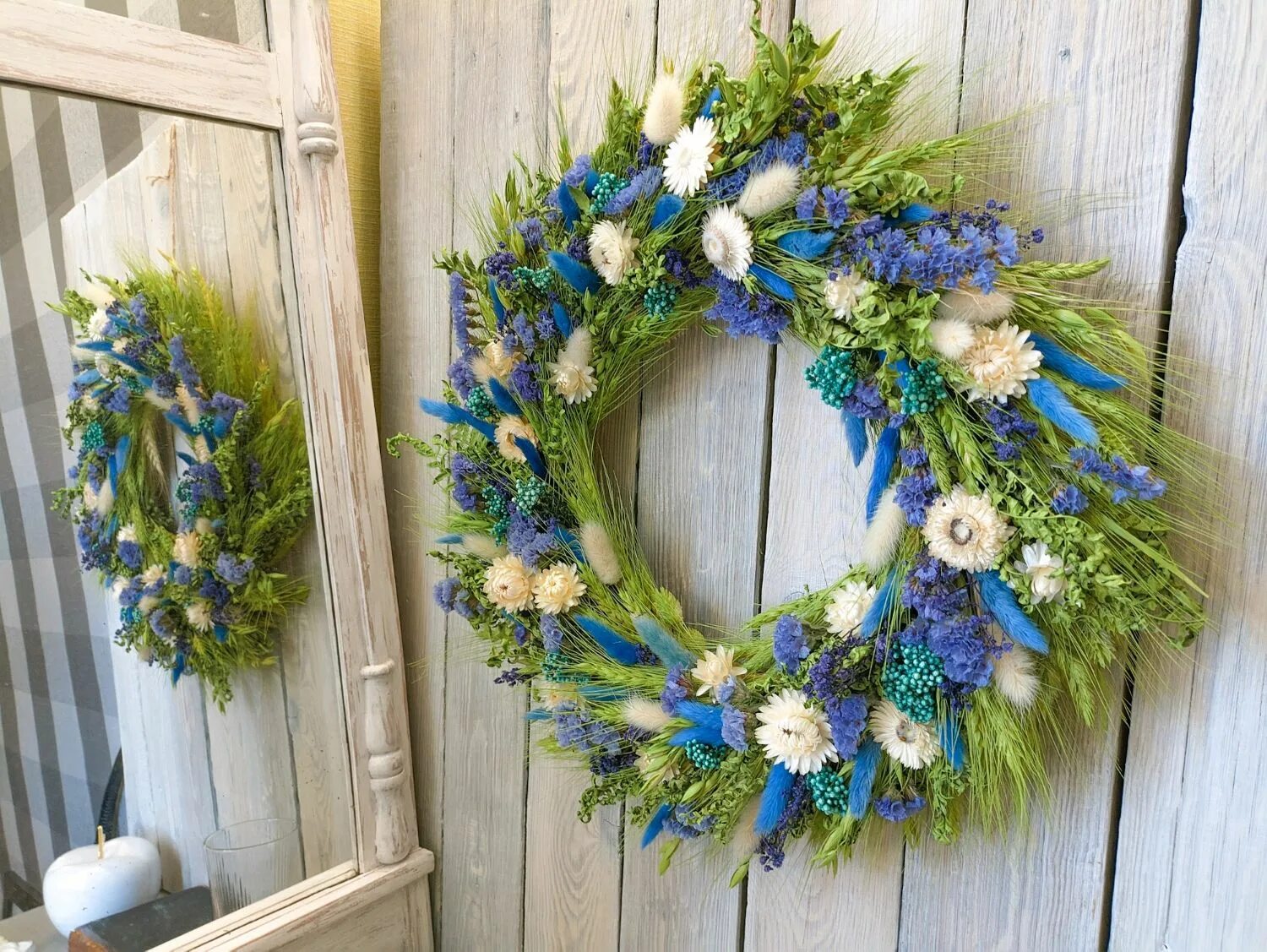 Веночки голубого цвета. Синие венки. Ёлочный венок. Новогодние венки синие. Синие венки.